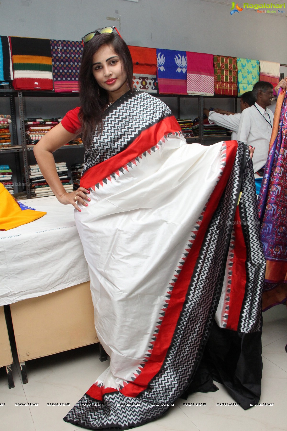 Hashika Dutt inaugurates Pochampally IKAT art Mela-2015