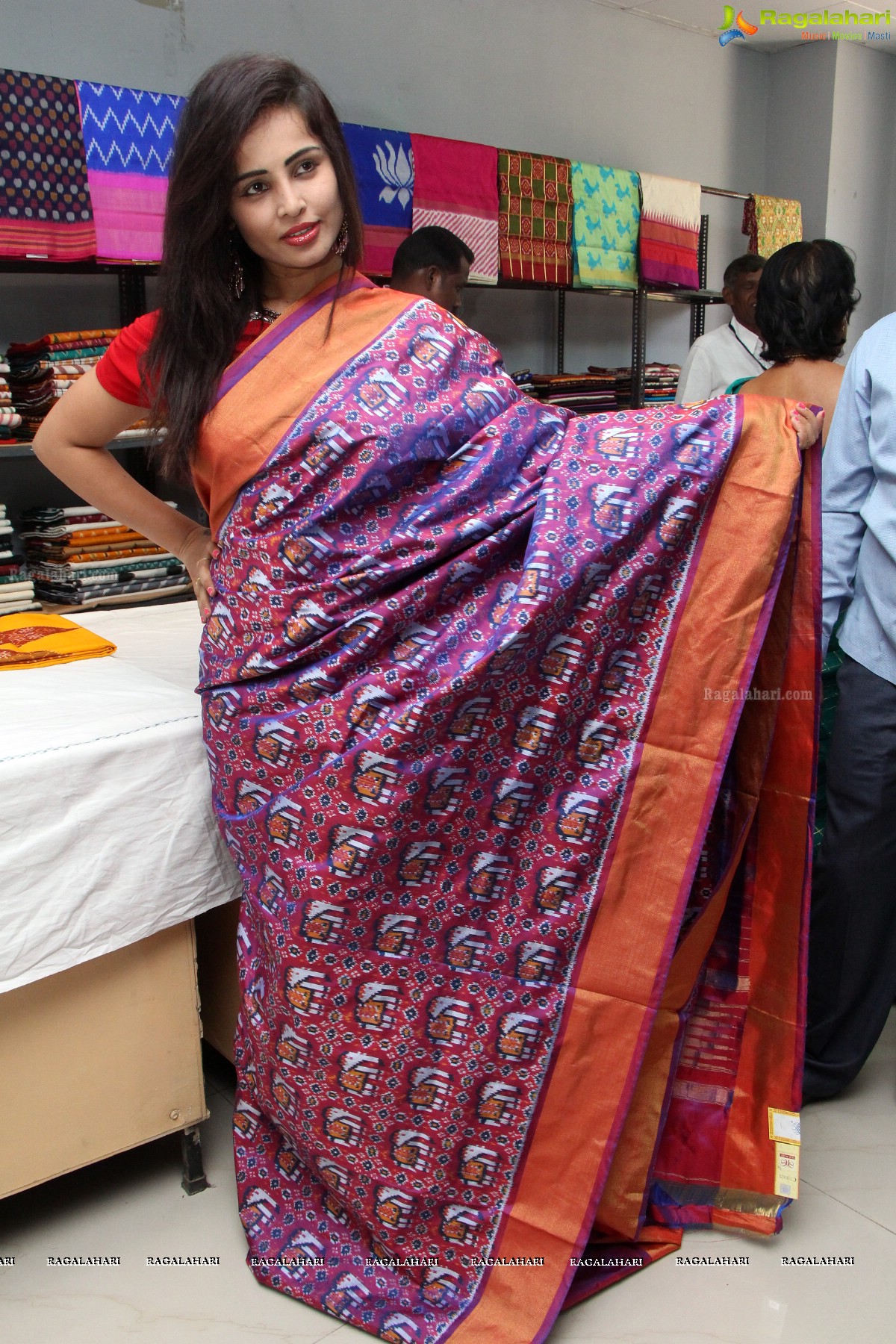 Hashika Dutt inaugurates Pochampally IKAT art Mela-2015
