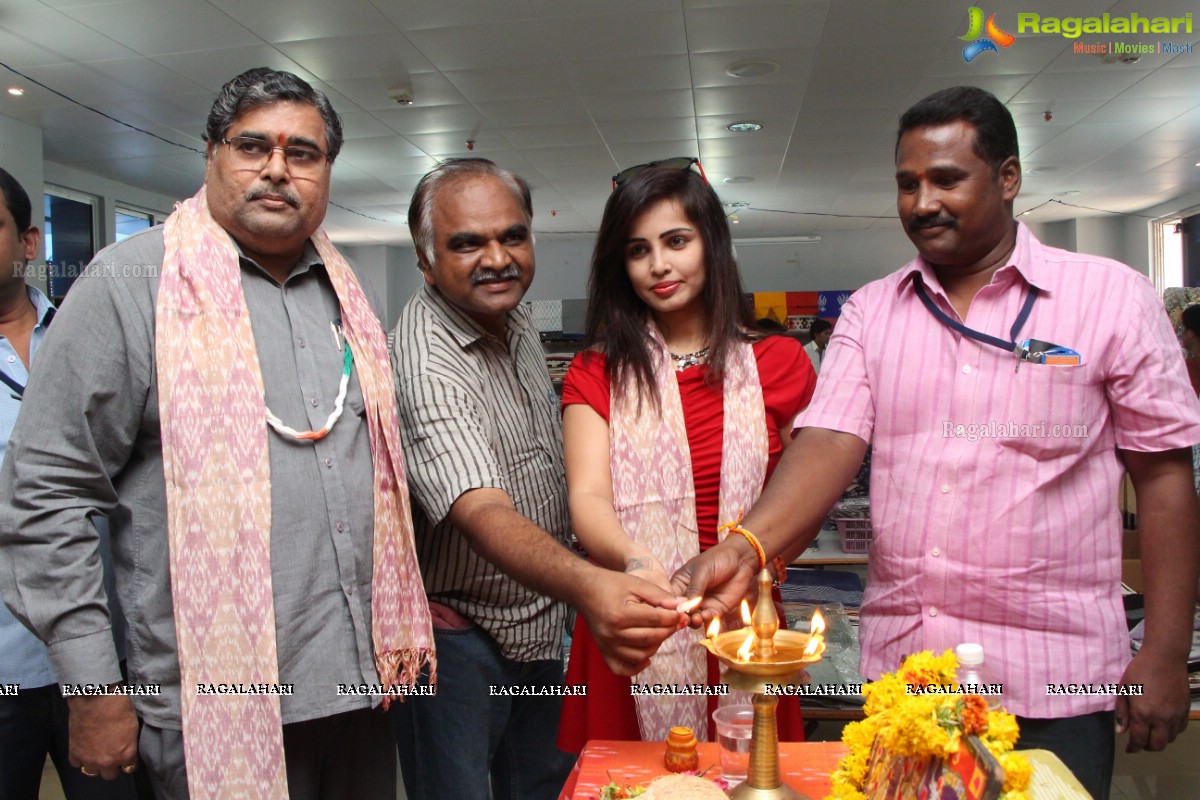 Hashika Dutt inaugurates Pochampally IKAT art Mela-2015