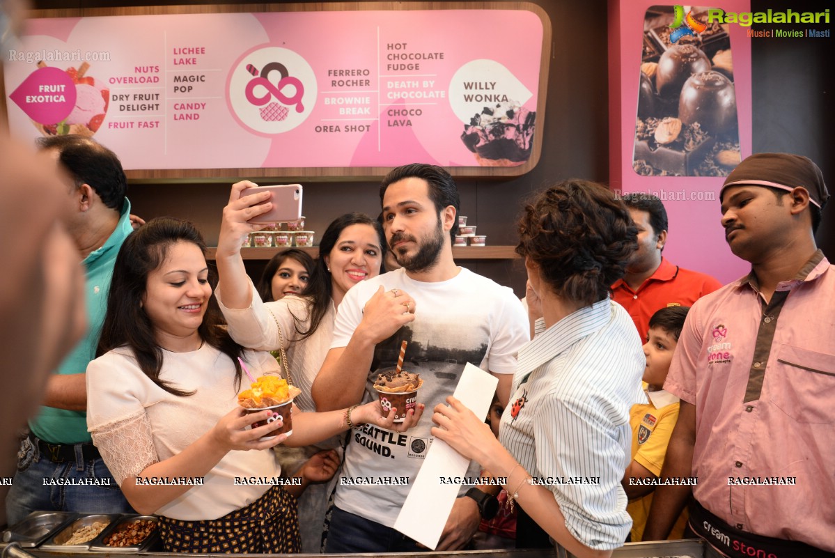 Mohammad Azharuddin, Emraan Hashmi and Prachi Desai at Cream Stone, Inorbit Mall, Hyderabad