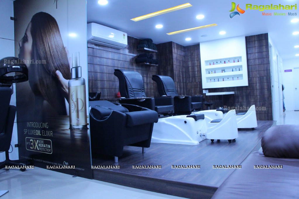 Sanjjanaa launches Naturals Salon and Spa at Kavuri Hills, Hyderabad