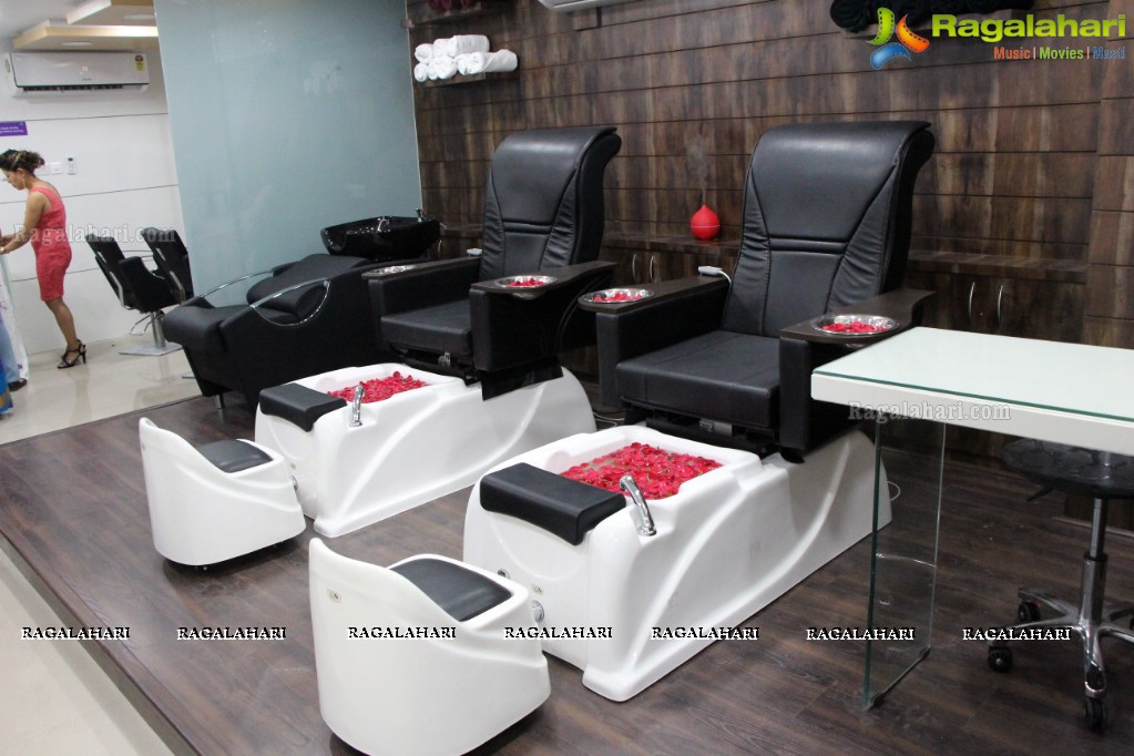 Sanjjanaa launches Naturals Salon and Spa at Kavuri Hills, Hyderabad