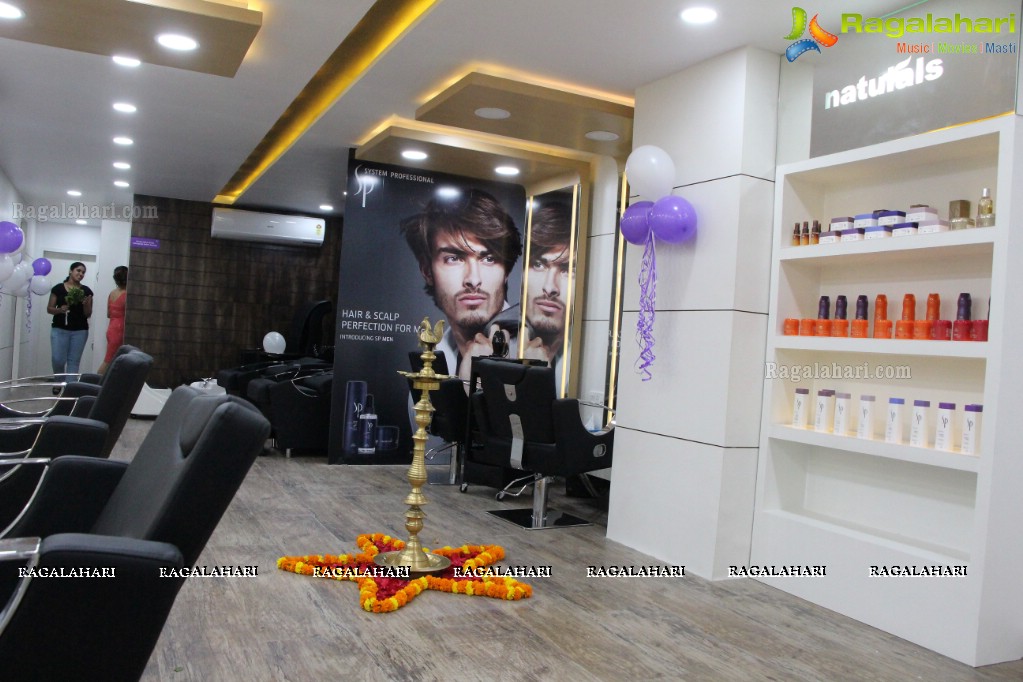 Sanjjanaa launches Naturals Salon and Spa at Kavuri Hills, Hyderabad