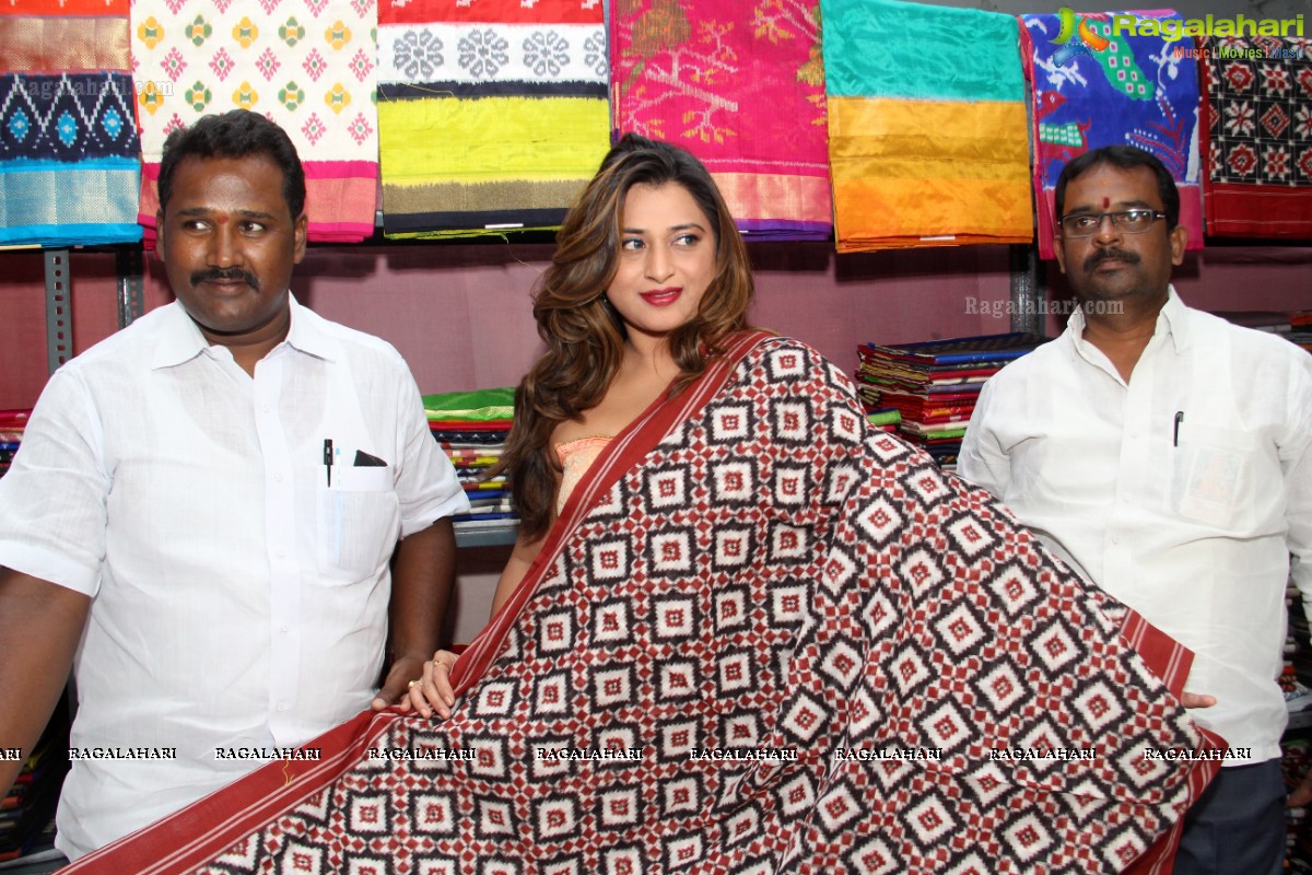 Farha Khan launches Pochampally IKART Art Mela at Y.M.C.A Hall, Narayanaguda