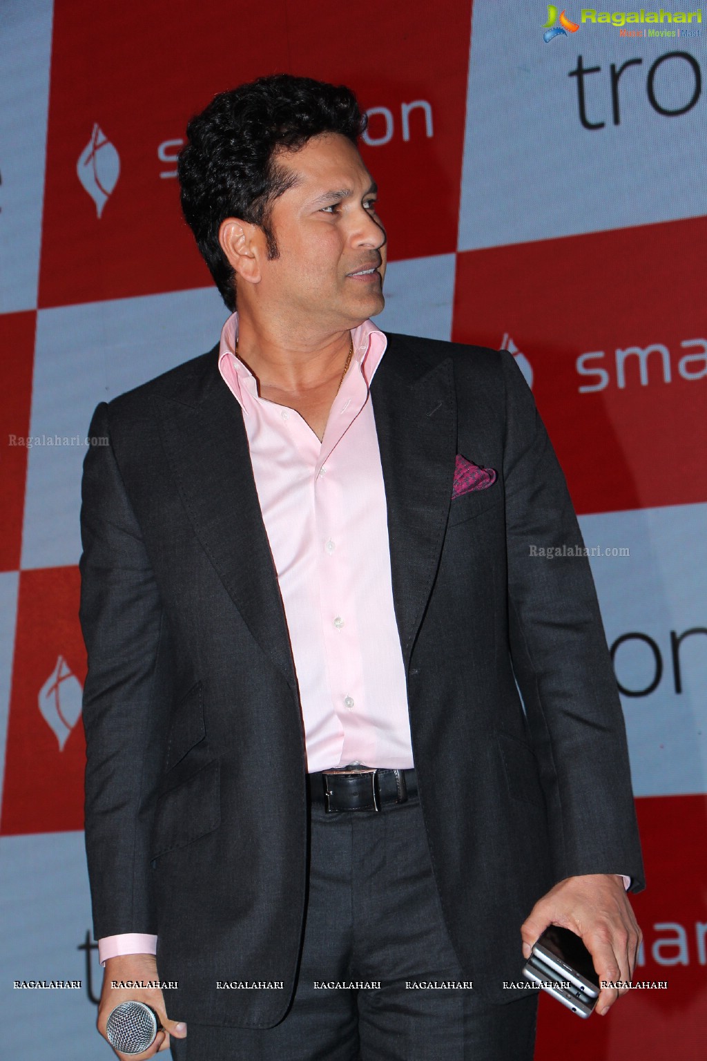 Sachin Tendulkar launches Smartron tphone in Hyderabad