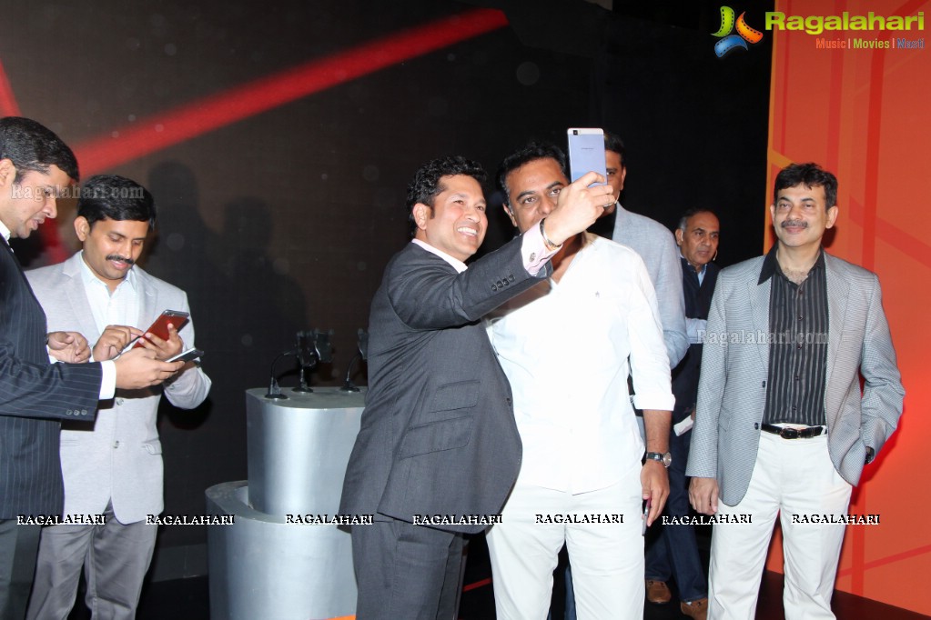 Sachin Tendulkar launches Smartron tphone in Hyderabad