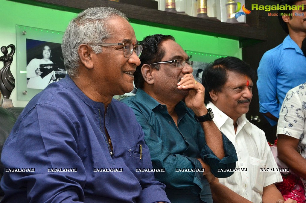 Chiranjeevi, Mohan Babu and Allu Aravind meets Dr. Dasari Narayana Rao