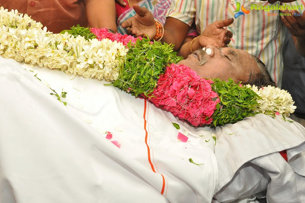 Celebs Pay Homage to Dasari Narayana Rao