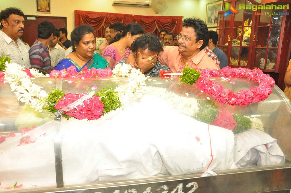 Celebs Pay Homage to Dasari Narayana Rao