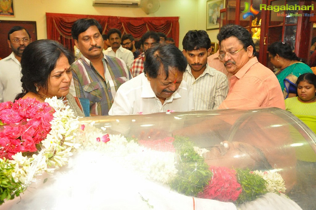 Celebs Pay Homage to Dasari Narayana Rao