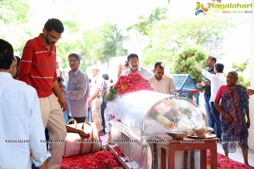 Celebs Pay Homage to Dasari Narayana Rao