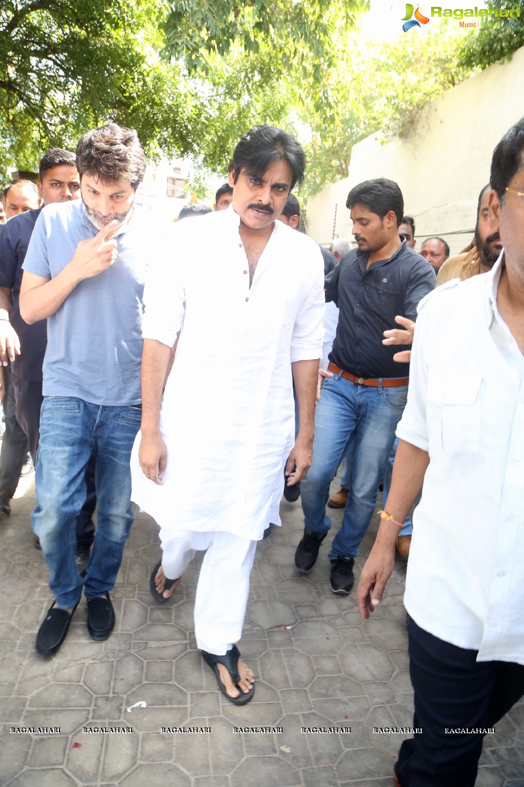 Celebs Pay Homage to Dasari Narayana Rao