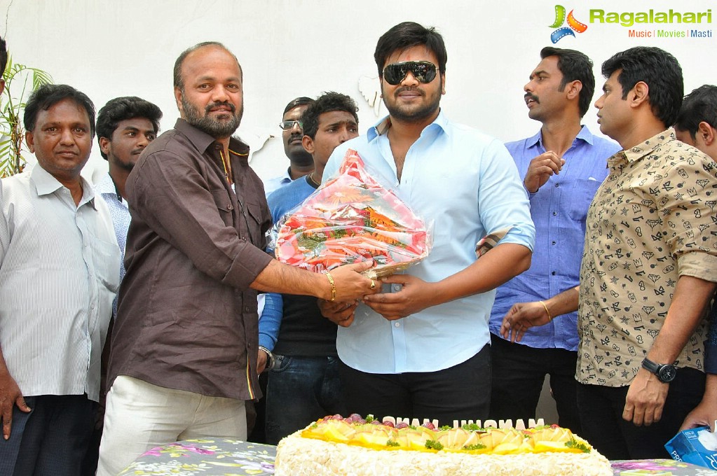 Manchu Manoj Birthday Celebrations with Fans