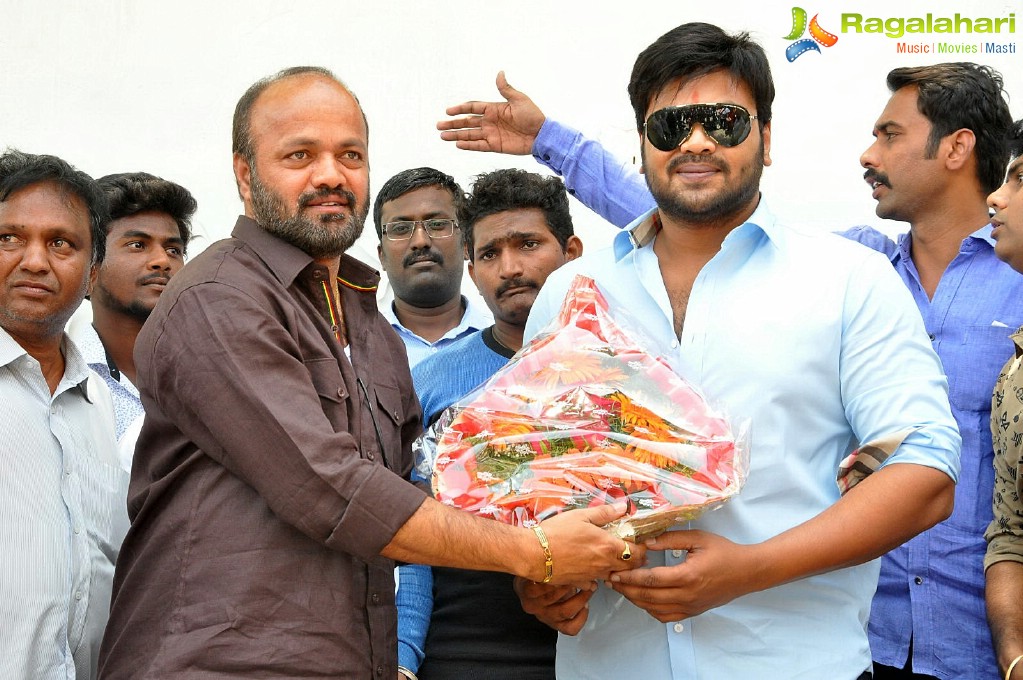 Manchu Manoj Birthday Celebrations with Fans