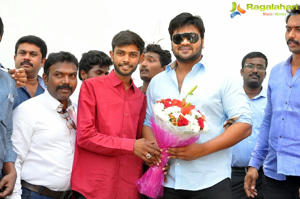 Manchu Manoj Birthday Celebrations with Fans