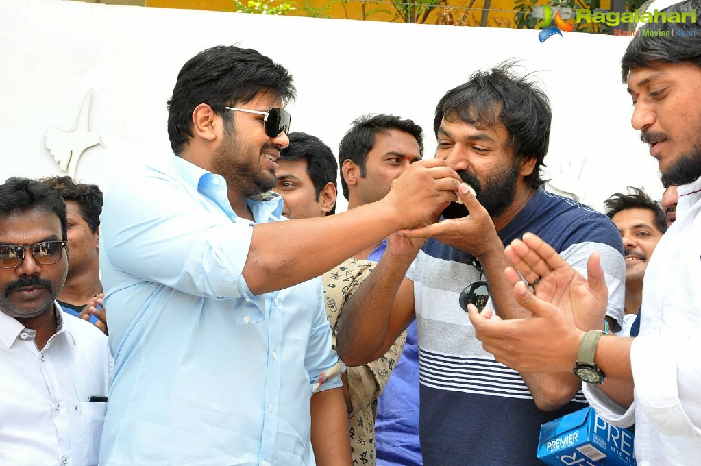 Manchu Manoj Birthday Celebrations with Fans