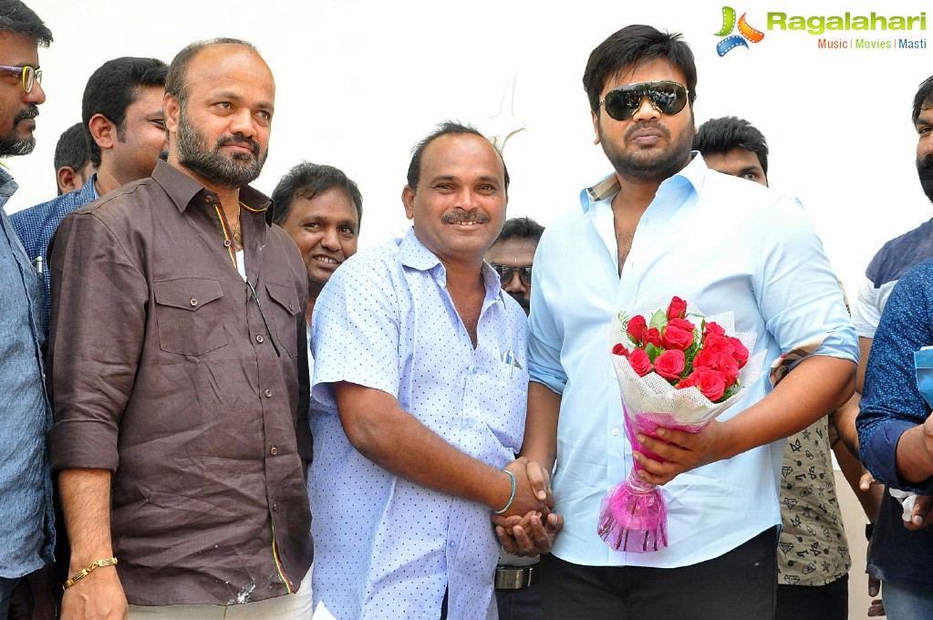 Manchu Manoj Birthday Celebrations with Fans