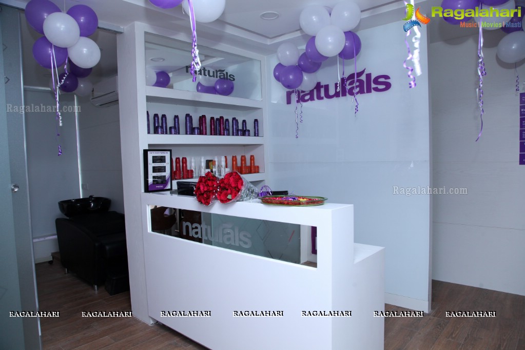 Priyashri launches Naturals Family Salon & Spa at Mehdipatnam