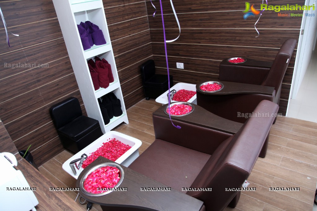 Priyashri launches Naturals Family Salon & Spa at Mehdipatnam