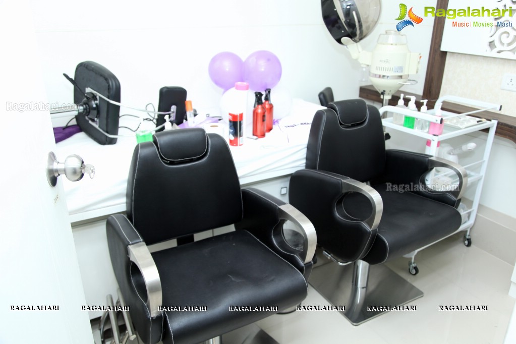 Priyashri launches Naturals Family Salon & Spa at Mehdipatnam