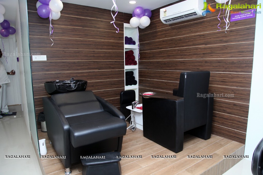 Priyashri launches Naturals Family Salon & Spa at Mehdipatnam