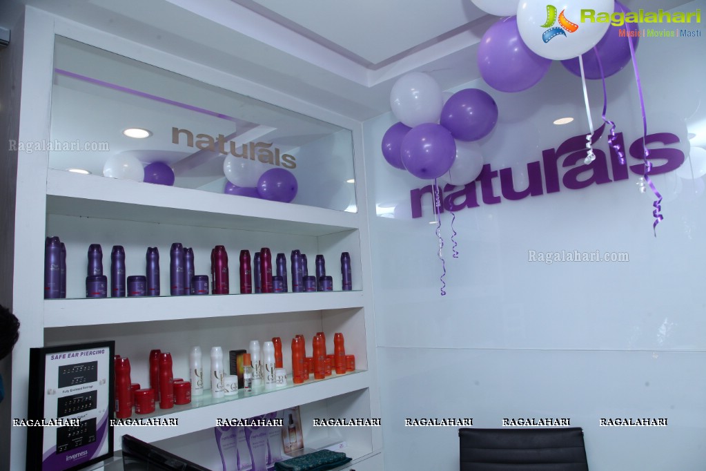 Priyashri launches Naturals Family Salon & Spa at Mehdipatnam