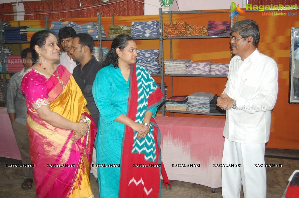 Kambhampati Jayasree & Dr G.Srijana - Vishaka Joint Collector inaugurates Pochampally IKAT Art Mela at Lions Club of Visakhapatnam