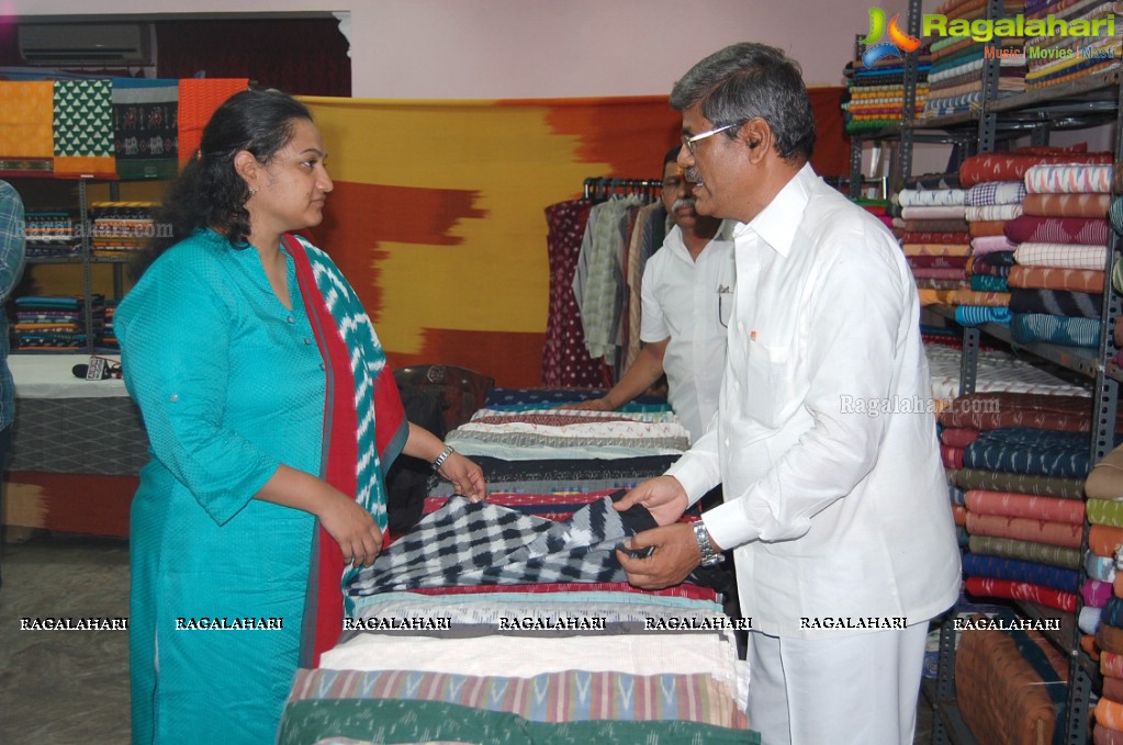 Kambhampati Jayasree & Dr G.Srijana - Vishaka Joint Collector inaugurates Pochampally IKAT Art Mela at Lions Club of Visakhapatnam