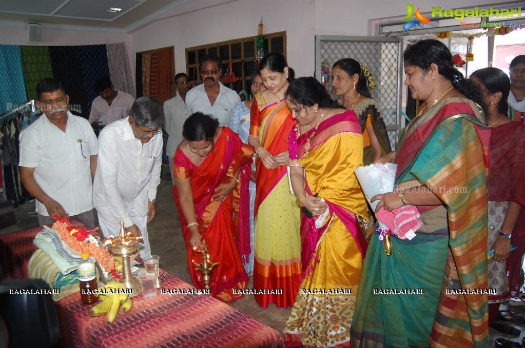 Kambhampati Jayasree & Dr G.Srijana - Vishaka Joint Collector inaugurates Pochampally IKAT Art Mela at Lions Club of Visakhapatnam