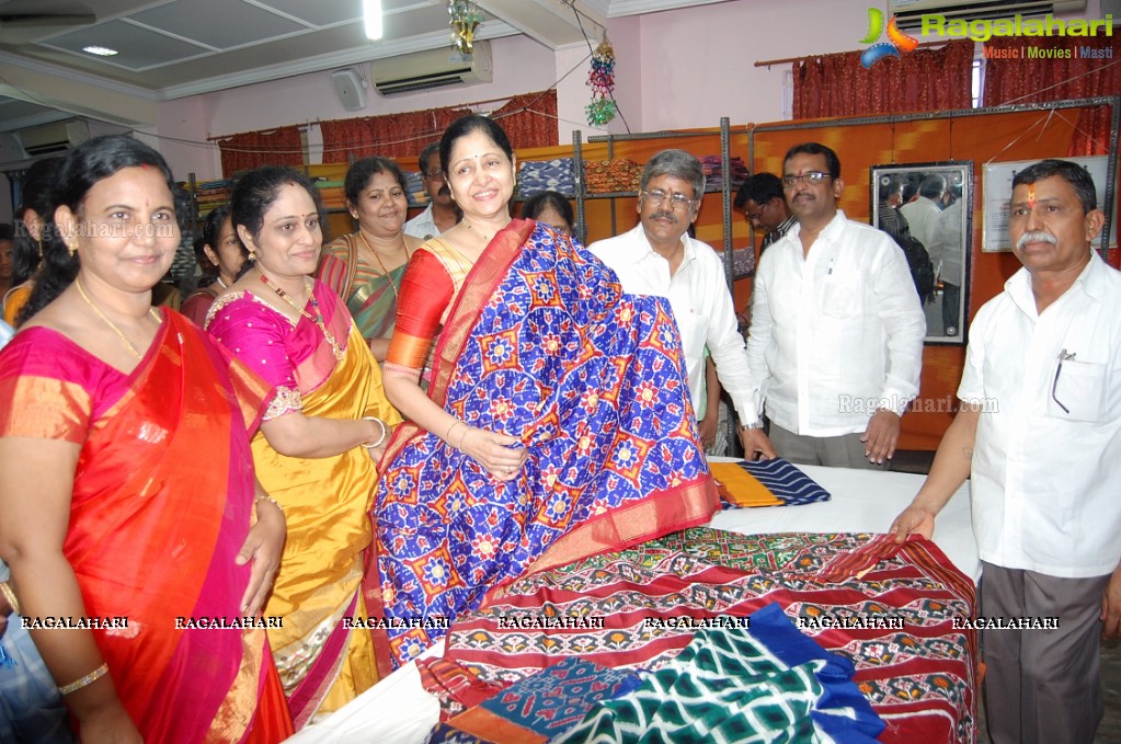 Kambhampati Jayasree & Dr G.Srijana - Vishaka Joint Collector inaugurates Pochampally IKAT Art Mela at Lions Club of Visakhapatnam