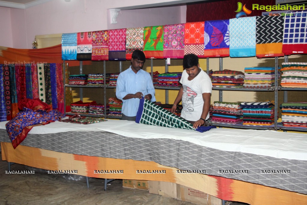 Kambhampati Jayasree & Dr G.Srijana - Vishaka Joint Collector inaugurates Pochampally IKAT Art Mela at Lions Club of Visakhapatnam