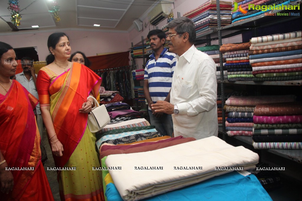 Kambhampati Jayasree & Dr G.Srijana - Vishaka Joint Collector inaugurates Pochampally IKAT Art Mela at Lions Club of Visakhapatnam