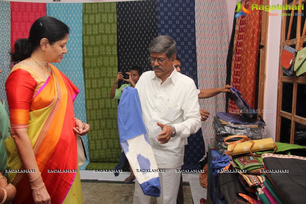 Kambhampati Jayasree & Dr G.Srijana - Vishaka Joint Collector inaugurates Pochampally IKAT Art Mela at Lions Club of Visakhapatnam