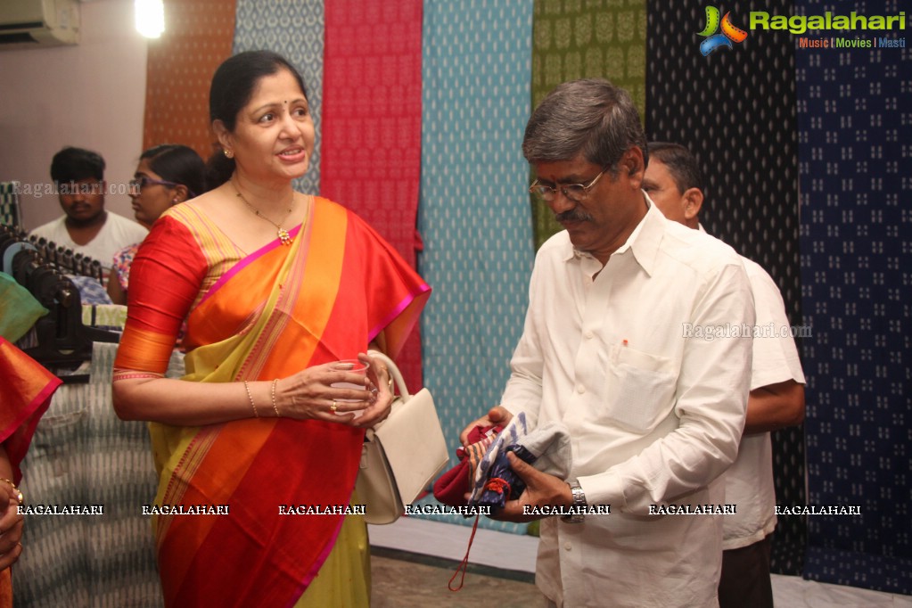 Kambhampati Jayasree & Dr G.Srijana - Vishaka Joint Collector inaugurates Pochampally IKAT Art Mela at Lions Club of Visakhapatnam