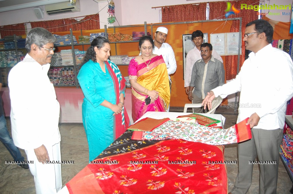 Kambhampati Jayasree & Dr G.Srijana - Vishaka Joint Collector inaugurates Pochampally IKAT Art Mela at Lions Club of Visakhapatnam