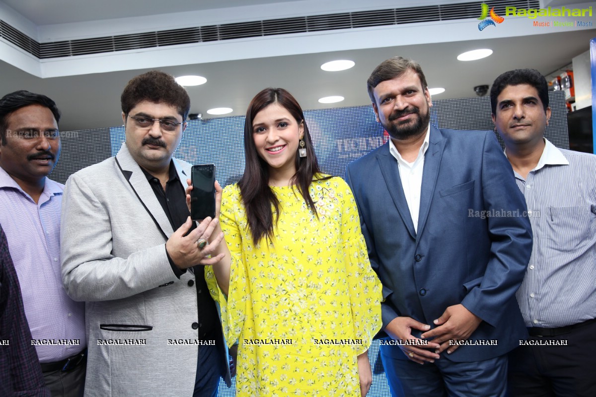 Sai Dharam Tej, Mannara Chopra and Jenny Honey launches Samsung S8 at Technovision Mobiles, Road #12, Banjara Hills, Hyderabad