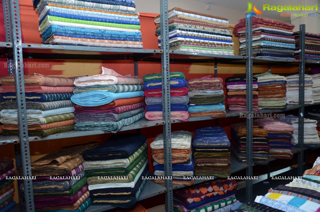 Shalu Chourasiya inaugurates Pochampally IKAT Art Mela at Nagarjuna Nagar Community Hall, Hyderabad