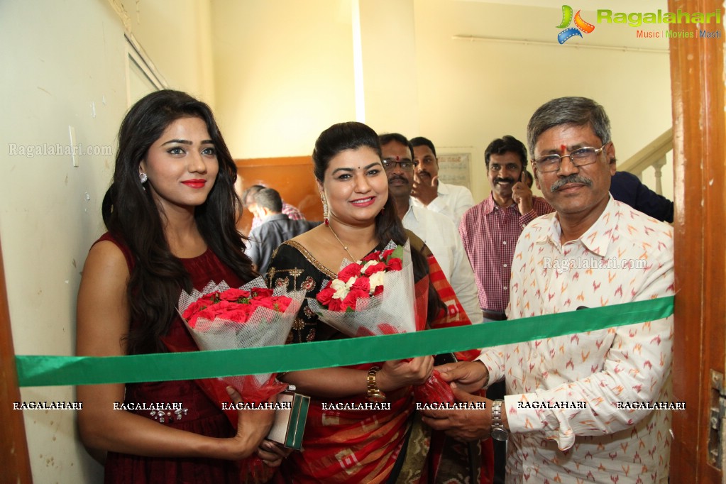 Shalu Chourasiya inaugurates Pochampally IKAT Art Mela at Nagarjuna Nagar Community Hall, Hyderabad