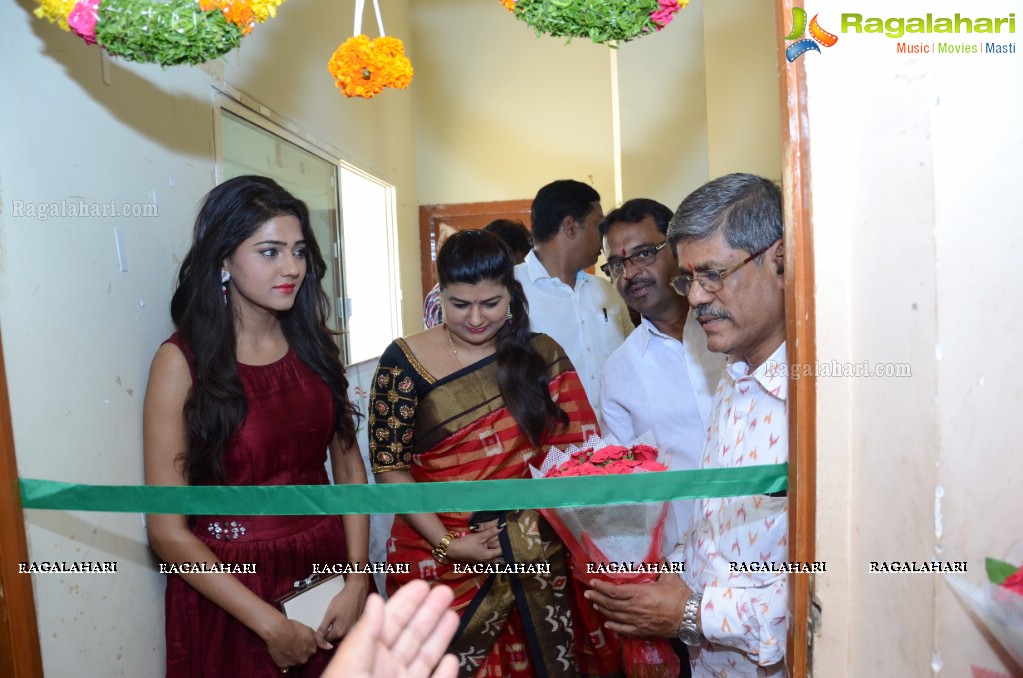 Shalu Chourasiya inaugurates Pochampally IKAT Art Mela at Nagarjuna Nagar Community Hall, Hyderabad