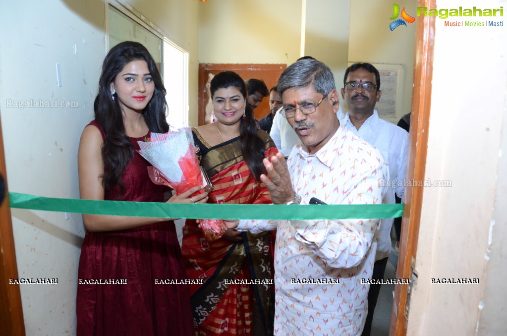 Shalu Chourasiya inaugurates Pochampally IKAT Art Mela at Nagarjuna Nagar Community Hall, Hyderabad