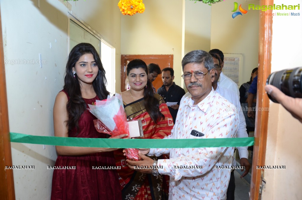 Shalu Chourasiya inaugurates Pochampally IKAT Art Mela at Nagarjuna Nagar Community Hall, Hyderabad
