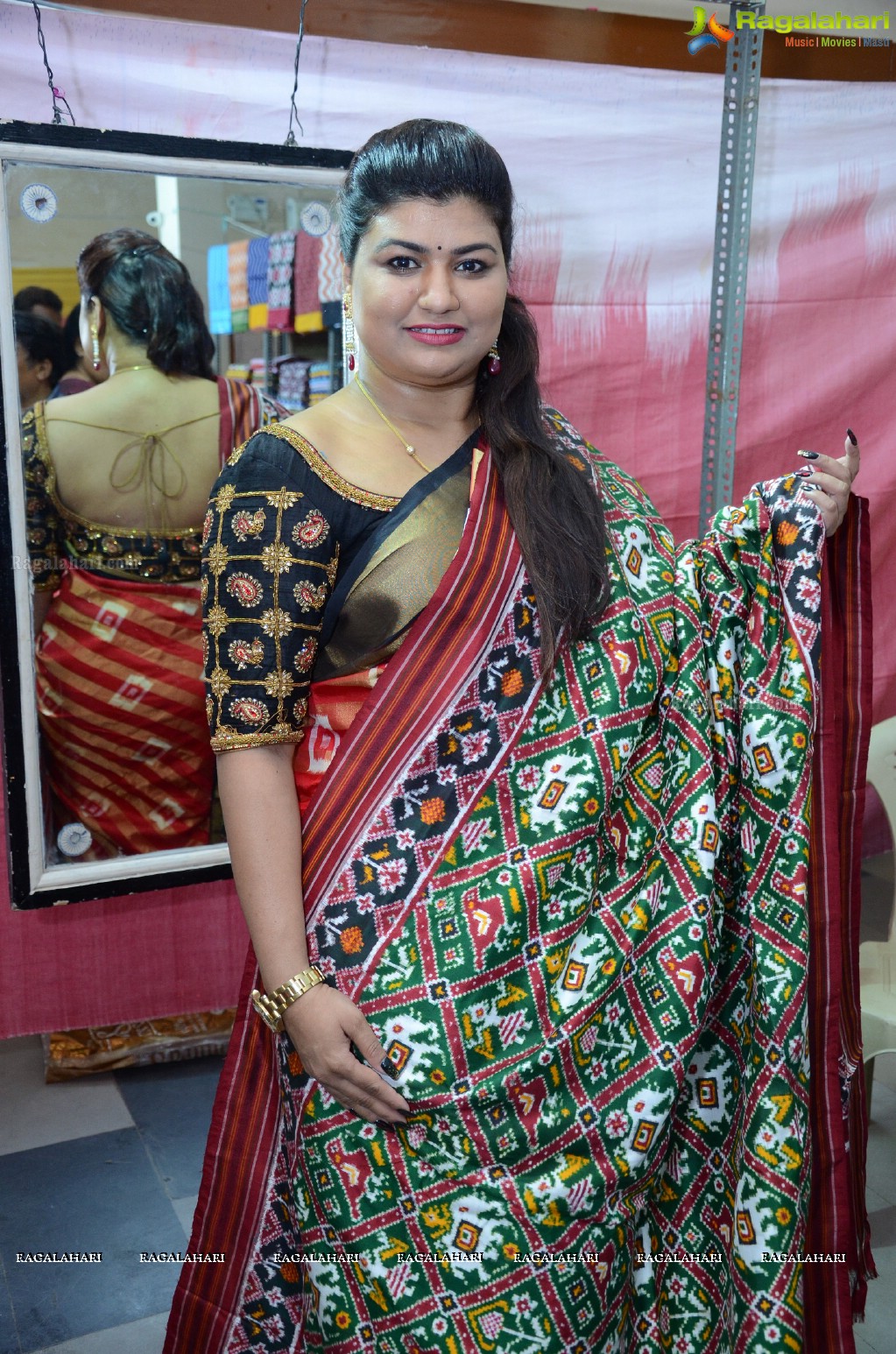 Shalu Chourasiya inaugurates Pochampally IKAT Art Mela at Nagarjuna Nagar Community Hall, Hyderabad