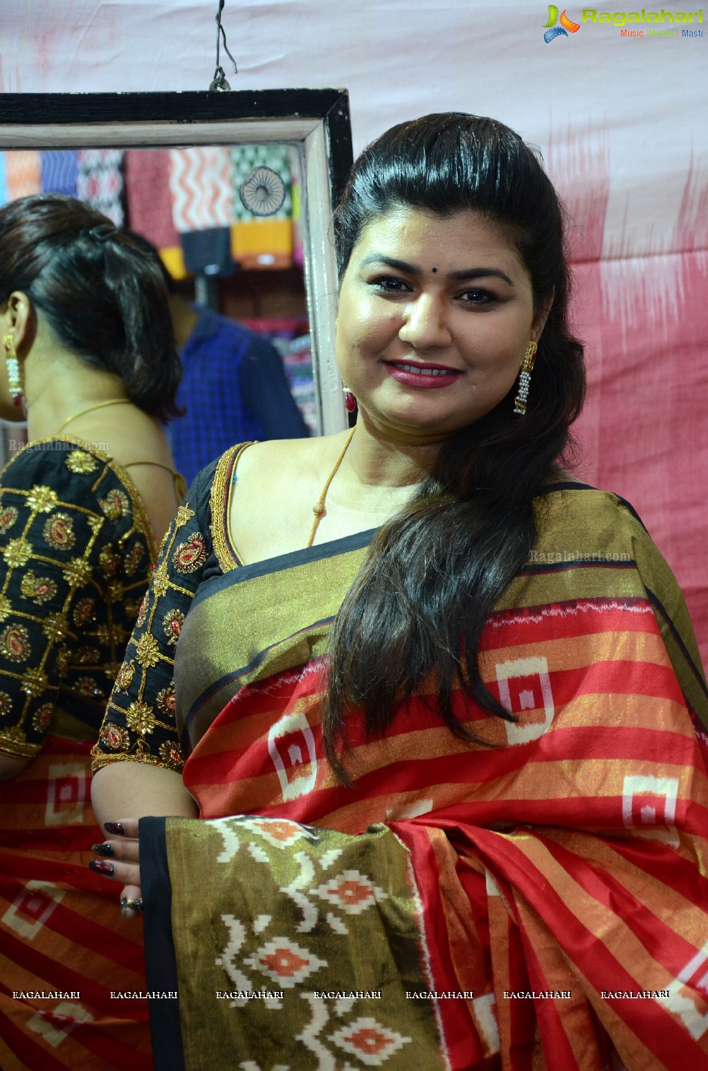 Shalu Chourasiya inaugurates Pochampally IKAT Art Mela at Nagarjuna Nagar Community Hall, Hyderabad