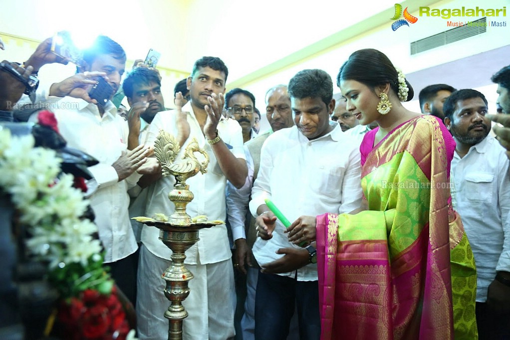 Hebah Patel launches VRK Silks Exhibition at Nizamabad