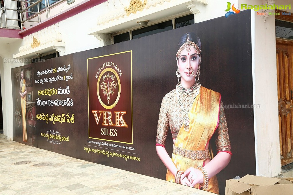 Hebah Patel launches VRK Silks Exhibition at Nizamabad