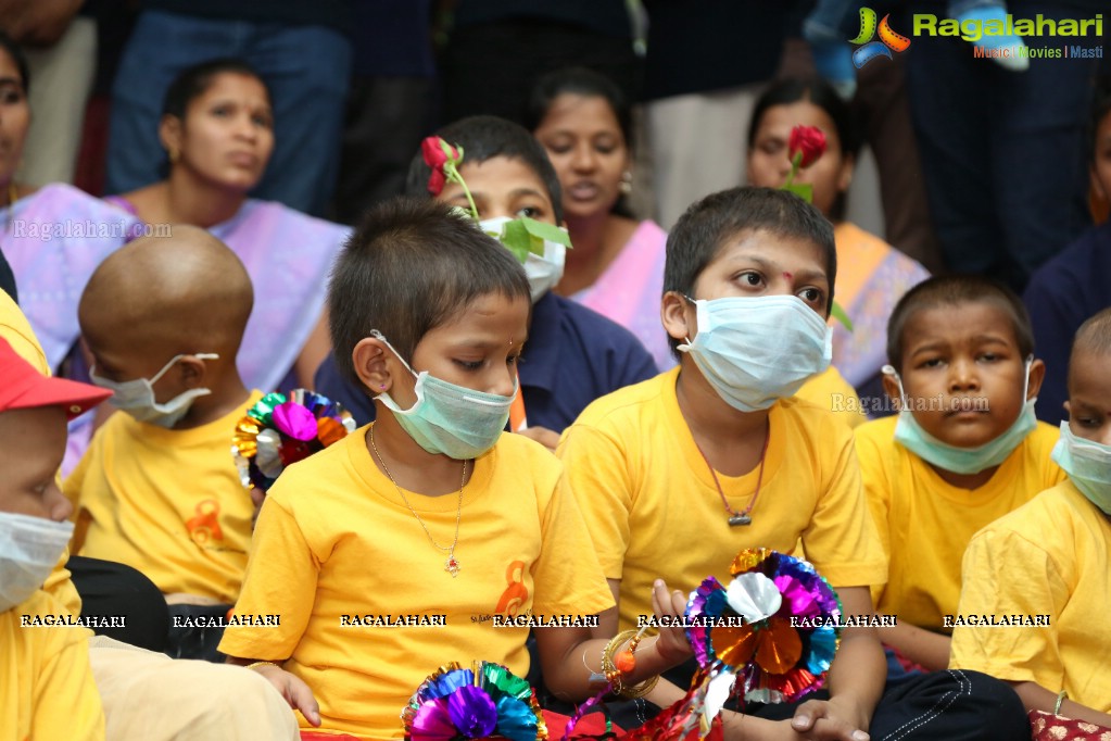 Yuvraj Singh with Sunrisers Hyderabad Team at St. Jude India ChildCare Centre, Banjara Hills, Hyderabad