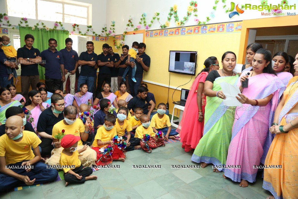 Yuvraj Singh with Sunrisers Hyderabad Team at St. Jude India ChildCare Centre, Banjara Hills, Hyderabad