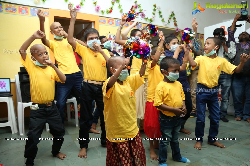 Yuvraj Singh with Sunrisers Hyderabad Team at St. Jude India ChildCare Centre, Banjara Hills, Hyderabad