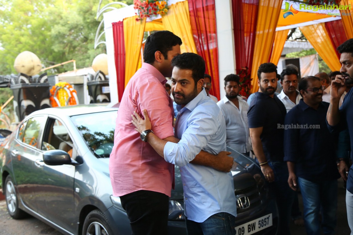 NTR Family Members Pays Tribute at NTR Ghat