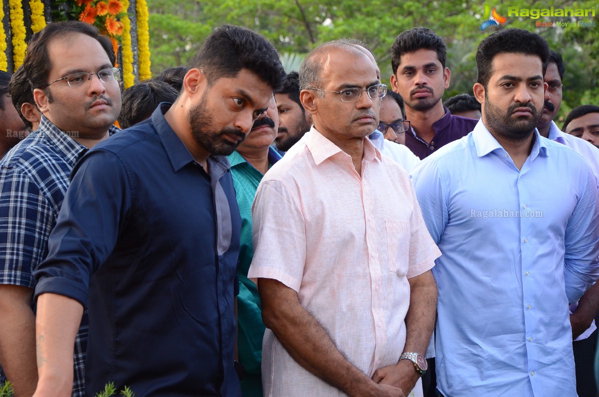 NTR Family Members Pays Tribute at NTR Ghat